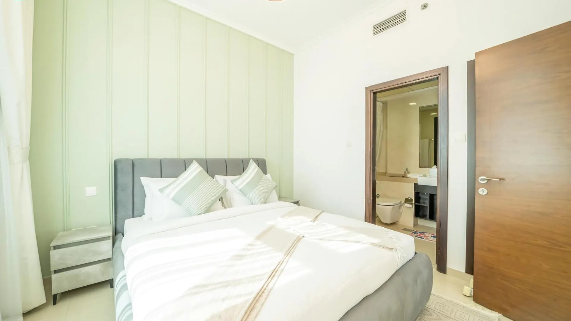 Blue Breeze - Bright 1Br With Balcony & Stunning Marina Views Apartment Dubai