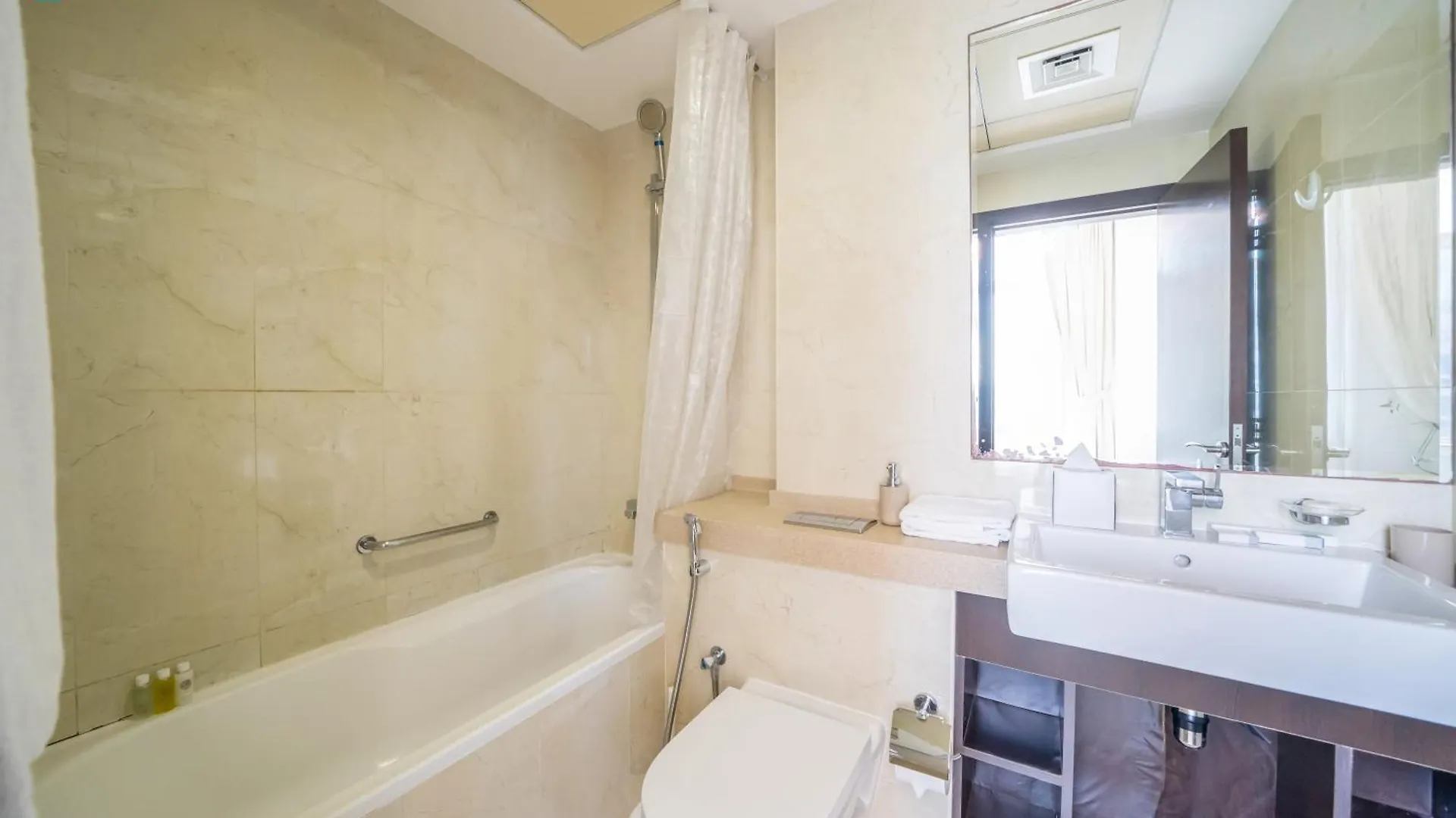 Blue Breeze - Bright 1Br With Balcony & Stunning Marina Views Apartment Dubai